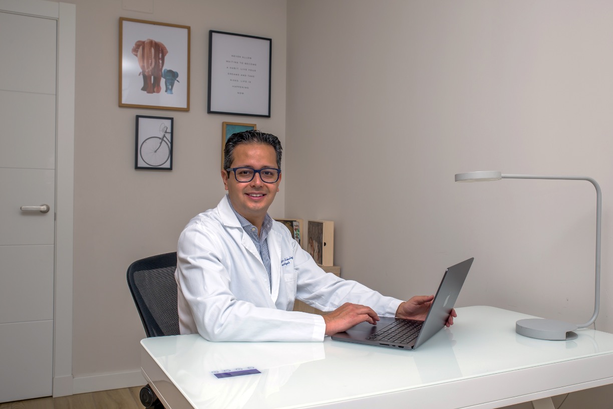Dr. Hugo Lara en su despacho